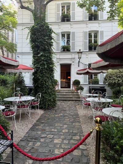 Een hotel op de top van Montmartre. Aanbellen bij het hek!